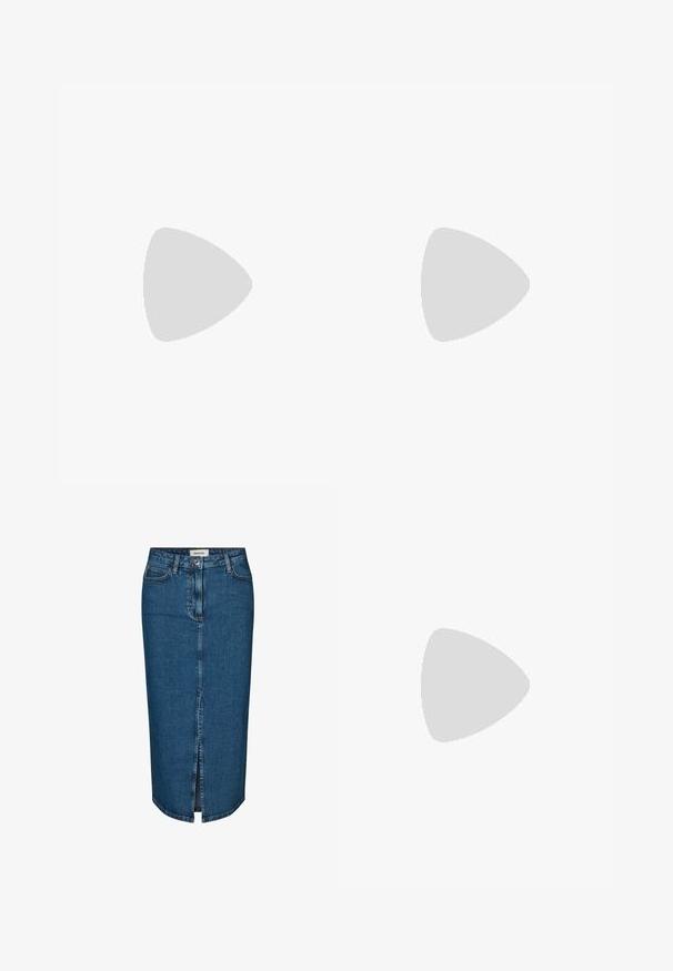 Lyhyttä hihaista valkoista puseroa, jossa on geometrinen tummansininen kuvio. V-kaula-aukko ja rento malli. Valmistettu kevyestä, teksturoidusta kankaasta.; Tummansininen denim-mekko, jossa on edessä halkio, viisi taskua ja kontrastiväriset saumat. Keskikorkea vyötärö ja klassinen muotoilu.; Valkoiset tennarit, joissa on sileä synteettinen päällinen, rei'itetty varvasosa, litteät nauhat ja teksturoitu pohja, esillä puupinnalla.; Ruskea mokkanahkainen kassi, jonka pinta on pehmeä. Kassissa on yksi olkahihna ja hienovarainen, kaareva yläaukeama. Ei näkyviä metalliosia.