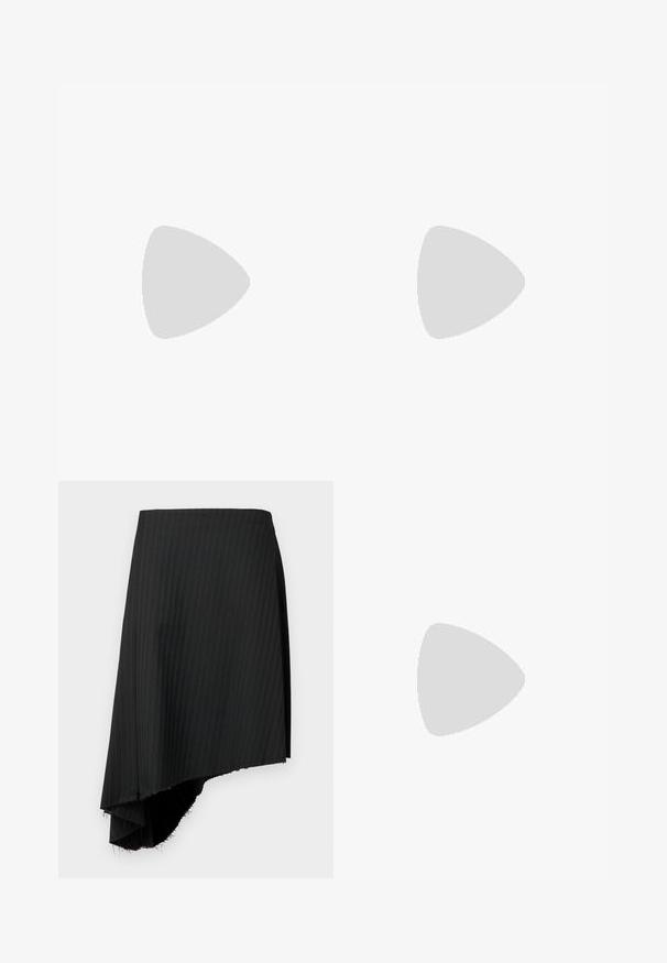 T-shirt bianco in cotone con scollo rotondo, maniche corte con dettagli a taglio e design aderente. Tessuto liscio, minimalismo nei dettagli.; Gonna nera a righe con orlo asimmetrico, caratterizzata da bordi grezzi. Realizzata in tessuto leggero con una texture liscia.; Stivaletto in vera pelle nera con punta tonda, finitura liscia, cuciture a contrasto e tacco a blocco, caratterizzato da una silhouette leggermente affusolata.; Borsa nera in pelle morbida con un design unico e attorcigliato. Presenta una maniglia corta e una tracolla removibile. Stile minimalista.