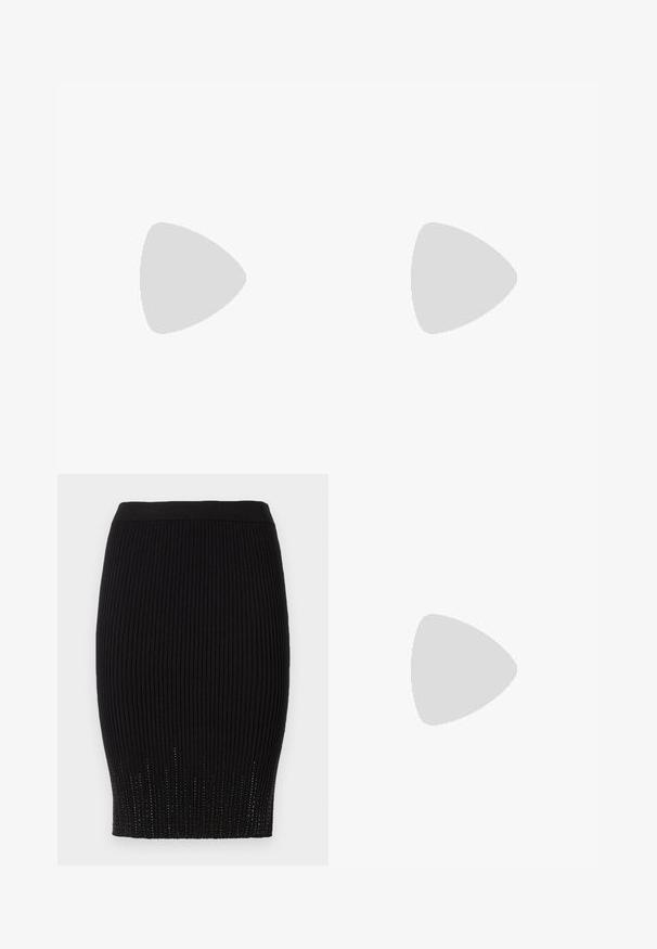 Czarny top na halter wykonany z gładkiego materiału, z detalem w postaci węzła przy dekolcie i szerokimi ramiączkami łączącymi się z tyłem.; Czarna żebrowana spódnica dzianinowa z gładkim pasem i dekoracyjnymi, teksturowanymi detalami na końcu. Posiada dopasowany krój.; Czarne sandały na wysokim obcasie mają cienkie paski z węzłowym wzorem, gładki, kwadratowy czubek i smukły obcas w stylu szpilki.; Jasnoszara metaliczna torebka na łańcuszku, ozdobiona małymi okrągłymi metalowymi ćwiekami oraz trójkątnym logo marki.; Srebrne kolczyki na biglu o gładkim, błyszczącym wykończeniu. O zaokrąglonym kształcie, lekkim designie, z zamknięciem na zatrzask.