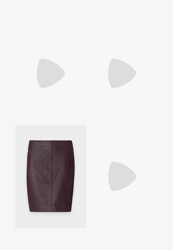 Top fără maneci de culoare galbenă, cu un decolteu rotund și o siluetă ajustată. Textură netedă, design minimalist și fără accesorii sau detalii vizibile.; Fustă din piele burgundy închis, cu o textură netedă, design ajustat și o siluetă dreaptă. Prezintă cusături minime și fără accesorii vizibile.; Sandal cu toc înalt din piele neagră, cu vârf pătrat, curea pentru glezna cu cataramă aurie și toc metalic subțire. Textură netedă, design minimalist.; Elisabetta Franchi WOMEN'S BAG - Geantă de mână - nero