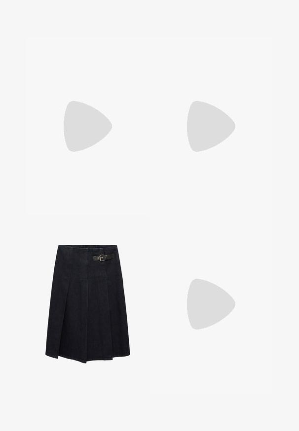 Polo shirt blu in cotone, con maniche corte, colletto e righe orizzontali bianche. Dettaglio con patta a cinque bottoni.; Gonna in denim scuro con vita aderente, dettaglio con fibbia laterale, design plissettato e silhouette leggermente svasata. Cuciture decorative in tutto il capo.; Mocassini in suede marrone con tacco basso in gomma, caratterizzati da hardware metallici decorativi e cuciture a contrasto lungo la tomaia.; Occhiali rettangolari marroni con lenti trasparenti e tonalità viola. Montatura in plastica liscia con stanghette dritte e accenti sottili.