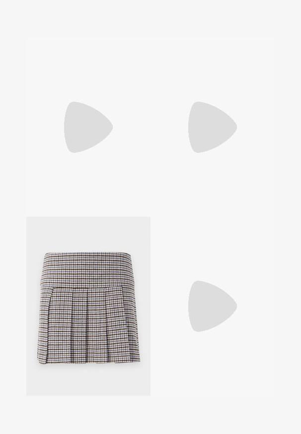 Maglietta a maniche lunghe color crema con un motivo testurizzato a linee ondulate. Collo rotondo con un'etichetta di branding discreta all'interno.; Gonna plissettata con un motivo a quadri nei toni marrone, beige e blu. Realizzata in un tessuto texturizzato con una vita aderente e pieghe decorative.; Paul Smith TOPANGA - Ballerine - black; Borsa a mano in pelle blu con due manici lunghi, un dettaglio con fibbia e un portachiavi attaccato. Presenta una texture liscia e una forma rettangolare.