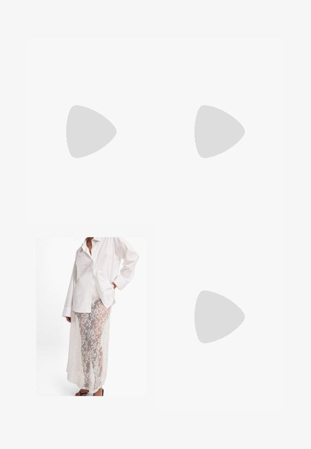 Witte T-shirt met korte mouwen, gemaakt van katoen, met gegolfde randen met zilveren accenten op de mouwen en een subtiele designelement nabij de halslijn.; Witte oversized knoopshirt gecombineerd met een doorschijnende kanten maxirok met bloemenpatronen en een losse, vloeiende silhouet.; Bershka HIGH-HEEL - Cowboy-/Bikerlaarzen - beige; Zwarte zonnebril met een rechthoekig montuur, donkere lenzen en een gladde glanzende afwerking. Beschikt over dunne sleuven met subtiele branding aan de zijkant.