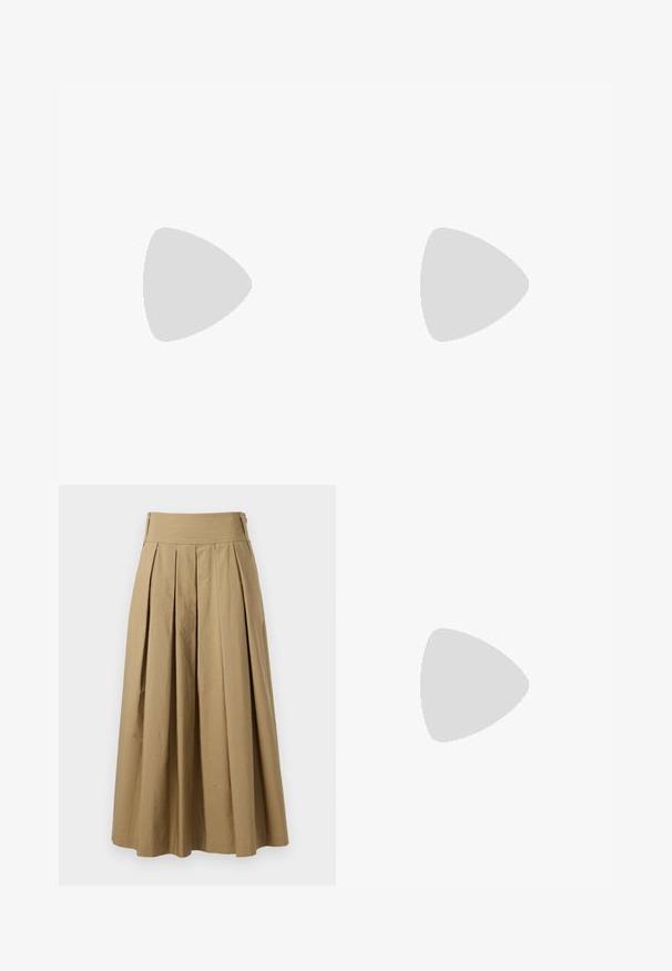 Maglietta a maniche lunghe di un giallo chiaro, a costine, con scollatura rotonda e chiusura a sei bottoni sul davanti. Presenta un orlo cropped e una texture morbida.; Gonna plissettata color khaki con vita alta, realizzata in cotone. Presenta un design fluido e orlo rifinito con dettagli di cucitura sottili.; Paul Smith TOPANGA - Ballerine - black; Occhiali da sole neri a forma quadrata con lenti scure, montatura in plastica liscia e sottili accenti simili a ali sulle tempie.
