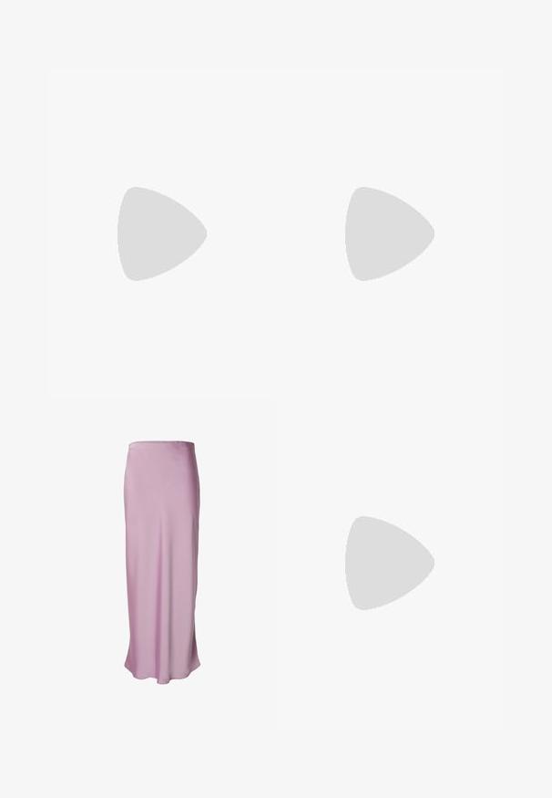 Twee geribbelde tanktops in rood en zwart. Elke heeft dunne bandjes, een slim fit en een zachte katoenen textuur. Geen zichtbare logo's of patronen.; Lange, A-lijn rok van lichtroze satijnen stof. Glad textuur met een vloerlange ontwerp en een eenvoudige, onversierde silhouet.; Beige slingback hakken met een puntige neus en een lage, uitlopende hak. Gemaakt van glad leer met een minimalistisch ontwerp en een verstelbare band.; Zilveren ring met ovale en ronde secties, versierd met meerdere heldere edelstenen, wat een gestructureerde, glinsterende uitstraling creëert.