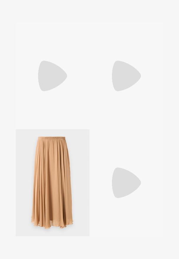 Zwart katoenen t-shirt met korte mouwen en een ronde hals, met een subtiele logodetail op de onderste voorkant, en een rechte zoom.; Maxi rok in lichtbeige, gemaakt van luchtige stof. Beschikt over een gegatherde elastische tailleband en zachte plooien voor beweging.; Paul Smith TOPANGA - Ballerina's - black; Bruine leren handtas met een klep sluiting, gouden hardware, een schouderband en een gladde textuur. Compact rechthoekige vorm.