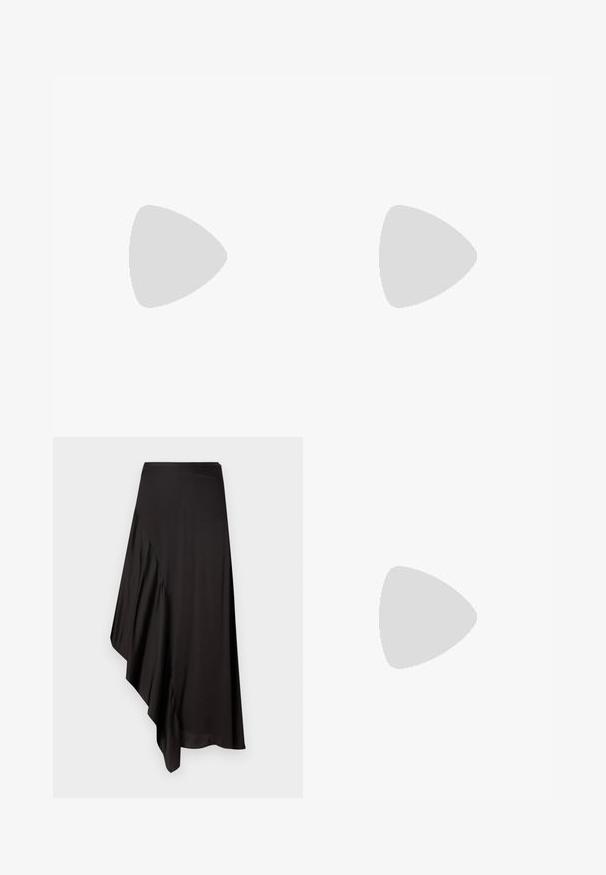 Zwarte, kortlopende t-shirt gemaakt van zacht, rekbaar materiaal. Bevat een ronde halslijn en een minimalistisch ontwerp zonder zichtbare patronen of grafische elementen.; AERON ASTER SKIRT - Kokerrok - black; Zwarte gepatineerde leren hoge hak muiltjes met een spitse neus en een slanke silhouet, met een open achterkant en een slanke stilettohak.; Zwarte lederen handtas met een gebogen ontwerp, voorzien van zilveren studs, een gesp en twee zijvakken. Verstelbare schouderband voor verschillende draagmogelijkheden.