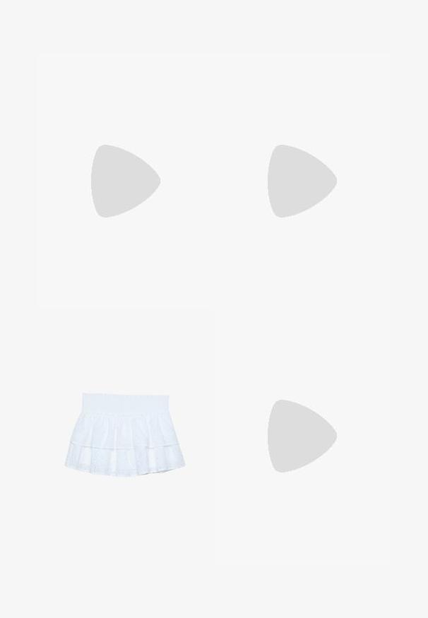 Bílý bavlněný tričko s krátkým rukávem a kulatým výstřihem. Obsahuje růžovou etiketu na vnitřní straně límce. Hladká textura.; Bílá tiered sukně vyrobená z vyšívané bavlny s elastickým pasem. Obsahuje vrstvené volány a vyražené vzory po celém povrchu.; Hnědé semišové kluzné sandály s kulatou špičkou, nastavitelným popruhem se sponou a textura podložkou. Mají černou gumovou podrážku s drážkami.; Černé oversized sluneční brýle s oválnými čočkami, hladkým plastovým rámem a zlatými akcenty na spáncích. Tmavé čočky poskytují ochranu před sluncem.