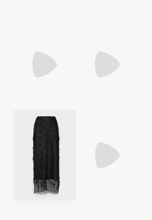 Schwarz langärmliges Rollkragenoberteil mit einem weißen Punkte-Muster, aus einem glatten, dehnbaren Material gefertigt. Enganliegendes Design.; Schwarzer Maxirock mit bestickten Blumenmotiven. Der transparente Überzug verstärkt die Textur. Der Saum weist zusätzliche florale Musterdetails auf.; Schwarze Absatzsandalen mit quadratischer Zehenpartie, ausgestattet mit mehreren schmalen Riemen, einer verstellbaren Knöchelrschließe und einem strukturierten Blockabsatz.; The Kooples SAC - Handtasche - black