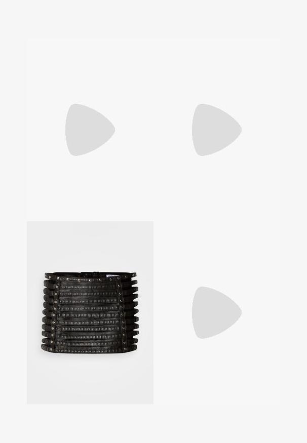 Schwarzes, langärmliges Oberteil aus durchscheinendem, leichtem Stoff mit rundem Ausschnitt und taillierter Passform. Glatte Textur ohne Muster oder Verzierungen.; Schwarzer Minirock aus Leder mit horizontalen Riemendetails und silbernen Nieten entlang der oberen Kante und der vertikalen Seiten.; Schwarze Leder-Slingback-Absätze mit einer spitzen Zehenform, kleinen Kitten-Absätzen und einem dekorativen Knoten-Detail auf der Vorderseite. Glatte Textur über die gesamte Fläche.; Weiße rechteckige Clutch aus glänzendem Material mit einem silbernen Kettenriemen. Das Model posiert und präsentiert die Tasche vor einem schlichten Hintergrund.