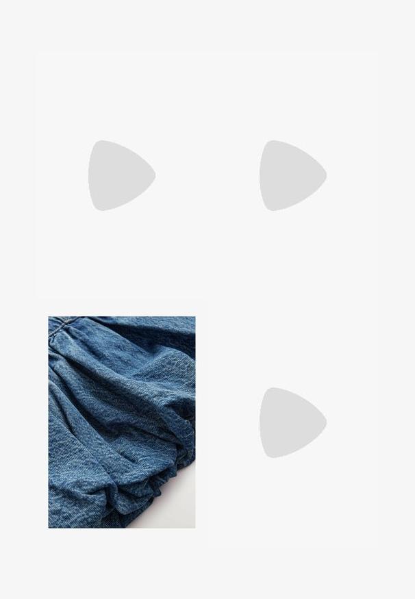 Schwarzes und weißes Tanktop aus dehnbarem Material, mit einem gestreiften Muster und glänzenden Akzenten, rundem Ausschnitt und ärmellos.; Denimstoff in einem tiefen Blauton, mit geraffter Textur, die sanfte Falten erzeugt. Glatte Oberfläche mit subtilen Farbvariationen.; Denim-Slipper mit spitzem Zehenbereich, braunen Lederakzenten und detaillierten Wellenmustern in der Naht. Niedriger, gestapelter Holzabsatz.; Goldfarbene Drawstring-Handtasche mit einem runden Griff, verziert mit glänzenden runden Pailletten und einem strukturierten Stoff. Abmessungen sind nicht angegeben.