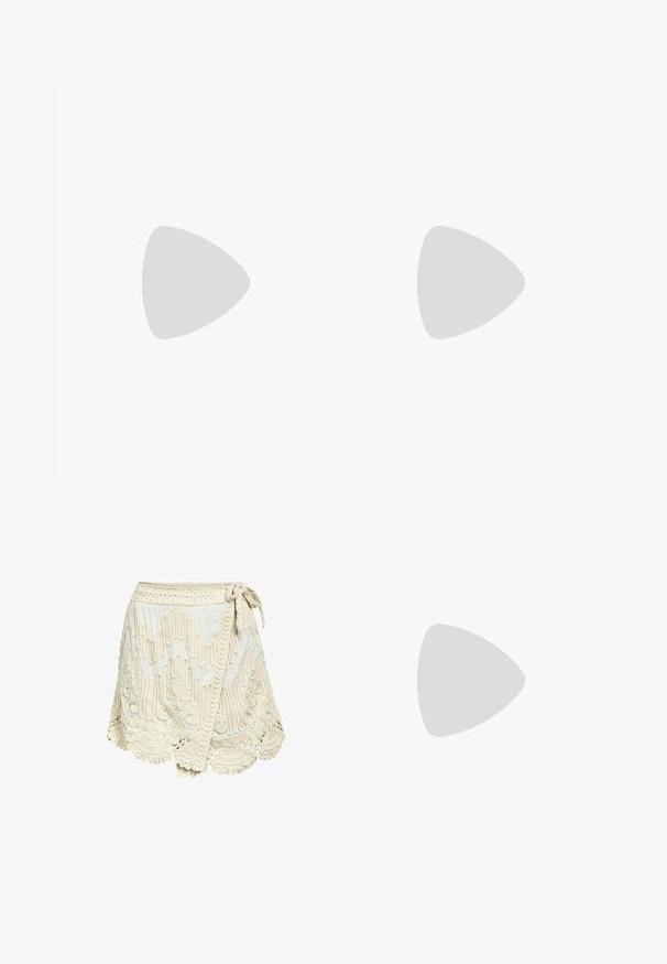 Next FUN GRAPHIC OVERSIZED  SHORT SLEEVE CREW NECK  - T-shirts print - ecru stone padron peppers; Cremefarvet omslagskirt med tekstureret broderi, der har en bølget kant og bindebånd i taljen. Lavet af letvægtsstof med detaljerede mønstre.; Brune ruskind slide-sandaler med krydset remdesign og en flad sål. Blød tekstur og minimalistisk form. Velegnet til afslappet brug.; Solbriller med angulære sorte stel på en model iført en grå sweater, der viser struktureret strik og en sort læderjakke båret af en anden model.