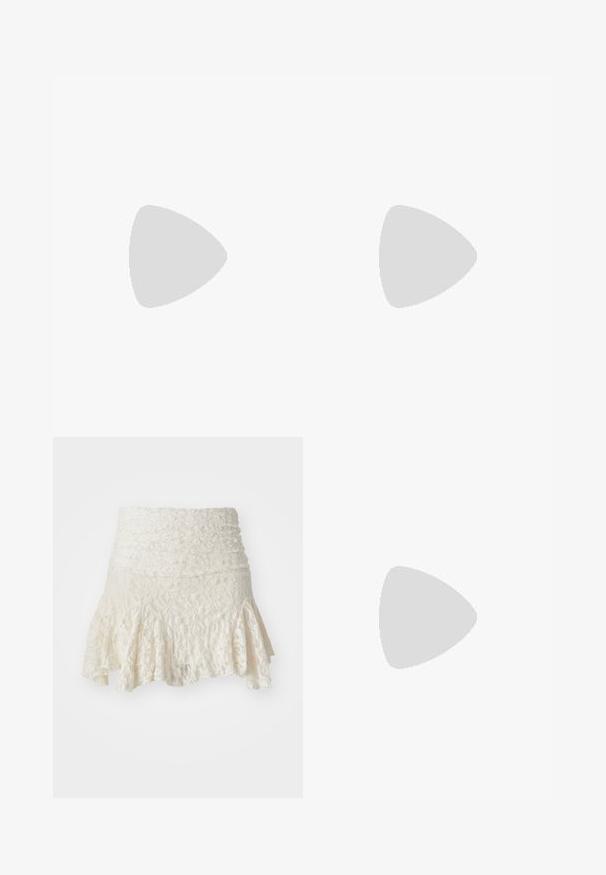 Top negru cu mânecă scurtă, acoperit cu sequins, având un guler rotund și o textură uniformă, reflectorizantă.; Fustă din dantelă de culoare crem, cu talie ajustată și tiv evazat. Model floral texturat pe întreaga suprafață, cu un design stratificat în partea de jos.; Sanda ale negre din piele ecologică, cu toc deschis, cu textură de crocodil, vârf pătrat și toc mic. Prezintă curele subțiri care conectează talpa.; Geantă de mână din piele neagră cu un design pliat, închidere cu dublu snur și curea de umăr detașabilă. Prezintă un detaliu cu logo metallic.