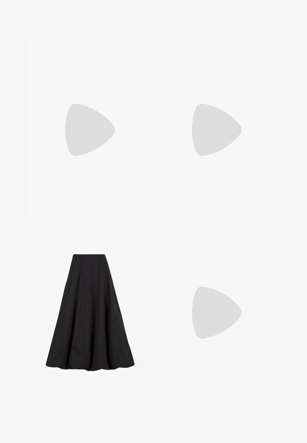Un crop top noir sans manches avec un col montant, doté d'une ceinture contrastante bleu clair, associé à un pantalon noir ample.; Jupe longue noire en tissu lisse, présentant des plis et une taille haute. Le design offre une silhouette fluide et un volume ample.; Chaussure de sport beige clair avec tige en maille, design minimaliste, bout rond et semelle rembourrée avec des découpes segmentées pour plus de flexibilité.; Sac à main blanc avec une surface lisse et brillante, forme courbée et une seule bandoulière ajustable. Il présente un logo embossé à l'avant.