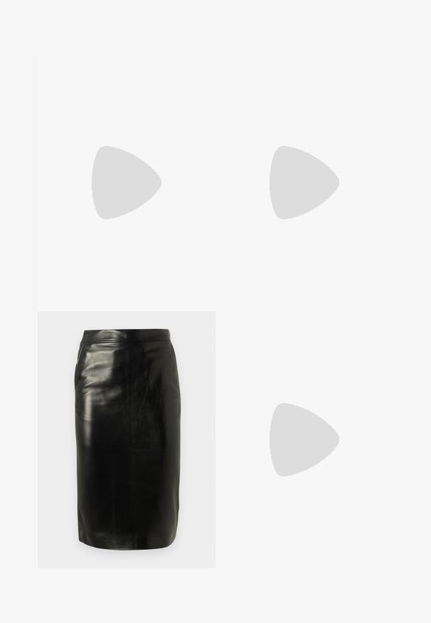 Grå bomullstopp med rund halsringning och breda axelband. Sömlös design med rak skärning vid midjan.; Svart lädersnävkjol med en åtsittande design, slät textur och en ren silhuett utan synliga dekorationer eller mönster.; Svart läder Mary Jane lägenhetssko med rund tå, prydd med silverfärgade cirkulära nitar och ett justerbart band med spänne.; Svart läderväska med en böjd form, cirkulärt topphandtag och silverdetalj med logotyp. Slät textur och anmärkningsvärd urtagning som designfunktion.