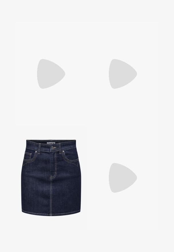 Top scurt cu dungi roșii și crem, având decolteu în V și mâneci scurte. Fabricat dintr-un material tricotat cu textură ribbed.; Fustă din denim de culoare albastru închis, cu cusături contrastante, cinci bucle pentru curea, două buzunare frontale și sistem de închidere cu un nasture de ton argintiu.; Adidași albi tip pantofi sport cu glezna din pânză, cu talpă din cauciuc negru, capac de vârf din cauciuc frontal și șase ochiuri pentru șireturi, având un design curat și minimalist.; Geantă de mână din piele roșie, cu un design unghiular și geometric. Dispune de o singură curea ajustabilă și un sistem de închidere cu clapetă, cu detalii cusute.