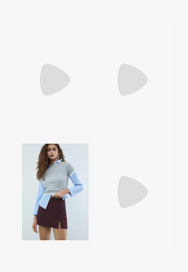 Matériau textile dans une teinte crème, présentant une surface lisse légèrement texturée avec des plis doux, affichant une apparence uniforme et subtile.; Jeune femme aux longs cheveux ondulés, portant des boucles d'oreilles en étoile, une chemise à rayures bleues avec un pull gris à manches courtes, et une jupe bordeaux avec une fente à l'avant.; Chaussure plate en cuir verni noir avec un bout pointu, une bride de cheville avec une boucle en tonalité dorée, et un petit talon carré. Fini lisse et brillant.; Sac à main en cuir noir avec deux poches avant, deux poignées et une fermeture zippée en haut. Texture lisse et forme arrondie.; Massimo Dutti HAZELNUT - Accessoires cheveux - silver-coloured