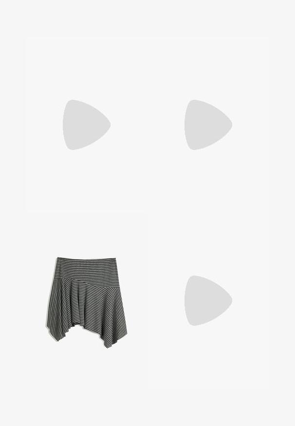 Grå ribbad linne med en rundad halsringning och silverfärgade nitar längs kanterna. Materialet har en slät textur och en tajt design.; Grårandig kjol med asymmetrisk fåll. Tillverkad av mjukt tyg, med en åtsittande midja och flödande drapering.; Svart knälång stövel med flera silverfärgad spännen, texturerat läder, snörning framtill, rund tå och tjock, robust sula.; Burgunderfärgad lackläderväska med rund hobo-form, stort öppning och silvriga nitar längs den övre kanten. Slät textur, minimal sömnad.