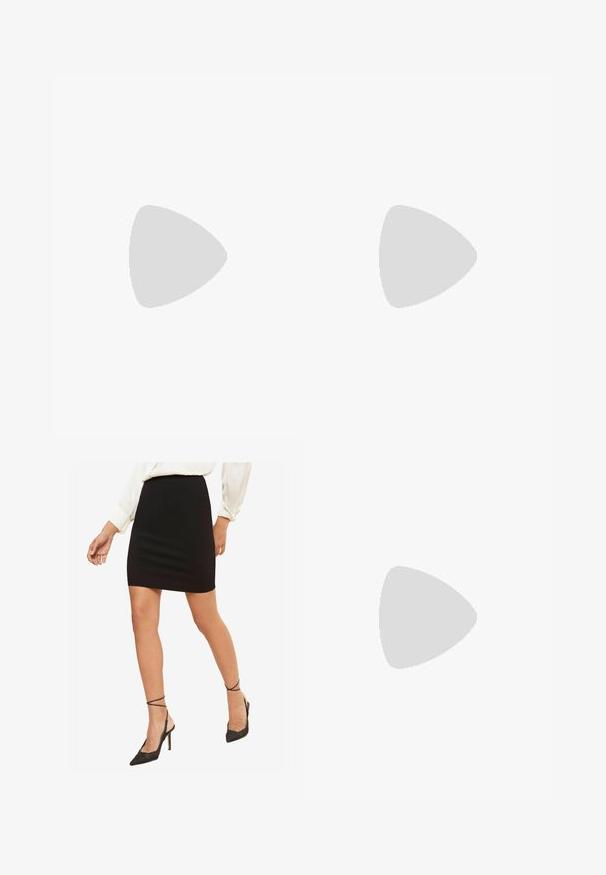 Camiseta negra de manga corta en tela suave con cuello redondo, ribete blanco y un detalle de lazo central en el cuello. Talla pequeña.; Mini falda negra ajustada, tejido suave, cintura de altura media, combinada con unos zapatos de tacón alto negros de punta afilada con correas en los tobillos.; Botín de charol negro con costuras blancas, punta redondeada y tacón cuadrado. Presenta líneas de diseño curvas y una textura suave.; Bolso tote de color navy hecho de una tela texturizada, con dos asas de cuero negro, acentos de herrajes dorados y cierre de cremallera. Logotipo dorado exhibido.