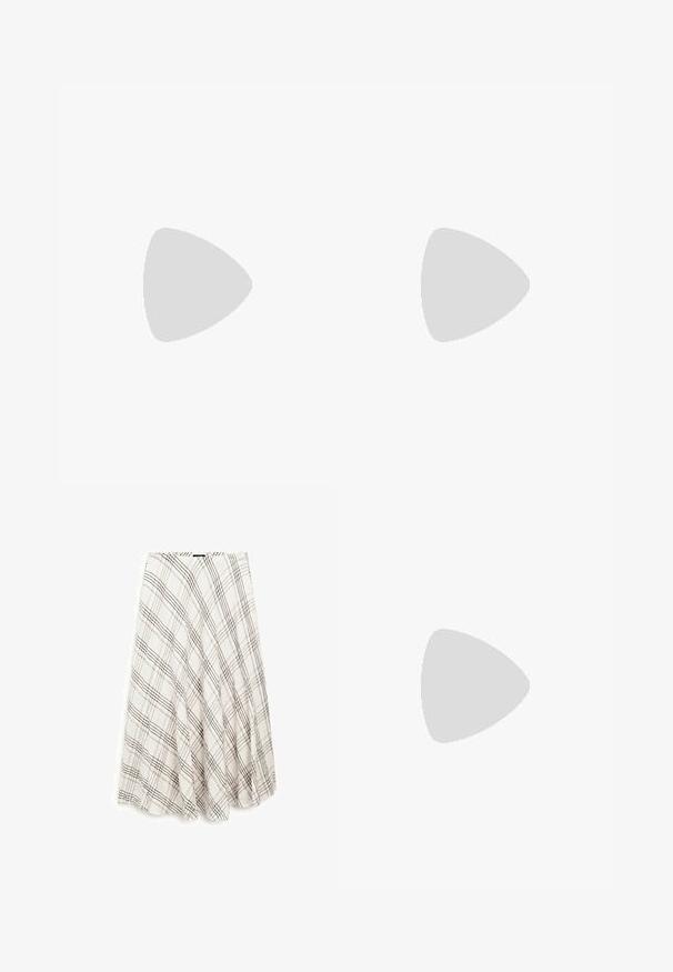 Dunkelbraunes Kurzarm-T-Shirt aus glattem, dehnbarem Material, mit klassischem Rundhalsausschnitt und sauberen Nähdetails.; Karierten Rock in hellbeige und braun, mit einem ausgestellten Design und Textur. Das Material ist leicht und gewebt, mit einem elastischen Bund.; Schwarze Ballettschuhe aus Leder, verziert mit silbernen Nieten, mit runder Fußspitze und glatter Textur. Elegantes Design mit flacher Sohle.; Schwarze Ledertasche mit langen Griffen, rechteckiger Form, glatter Oberfläche und schrägen Seiten, mit minimalistischer Gestaltung und ohne sichtbare Beschläge.