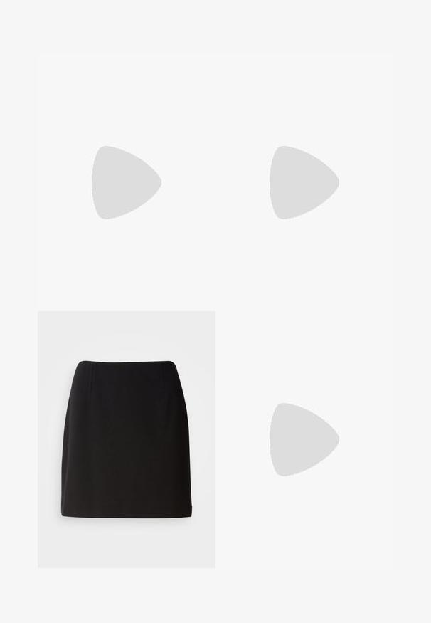 Canotta sportiva nera senza maniche realizzata in un tessuto liscio e leggero. Presenta un colletto tondo e cuciture piatte per il massimo comfort.; Gonna nera con una silhouette aderente, realizzata in un tessuto liscio. Presenta leggere pince frontali e un design di lunghezza a metà coscia.; Sandali neri con tacco, caratterizzati da un design a cinturino sottile, punta quadrata e tacco medio a blocco. Realizzati in pelle liscia con una finitura opaca.; Borsa a tracolla nera in pelle con forma curva, manico sottile, cerniera argentata e logo Calvin Klein sul davanti. Texture liscia e design minimale.