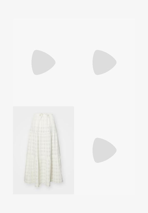 T-shirt en coton gris avec un motif graphique blanc d'un poisson et d'une fleur d'hibiscus avec des détails rouges, manches courtes et col rond.; Jupe longue blanche en tissu texturé, avec un motif à carreaux, un design à volants et un lien ajusté à la taille.; Baskets basses en toile blanche avec une semelle en caoutchouc couleur gomme, bout rond, fermeture à lacets et détail en cuir sur le côté.; Boucles d'oreilles en argent en forme de créoles avec un design torsadé, dotées d'une finition polie et d'une fermeture à poussoir. Mesurent environ 3 cm de diamètre.