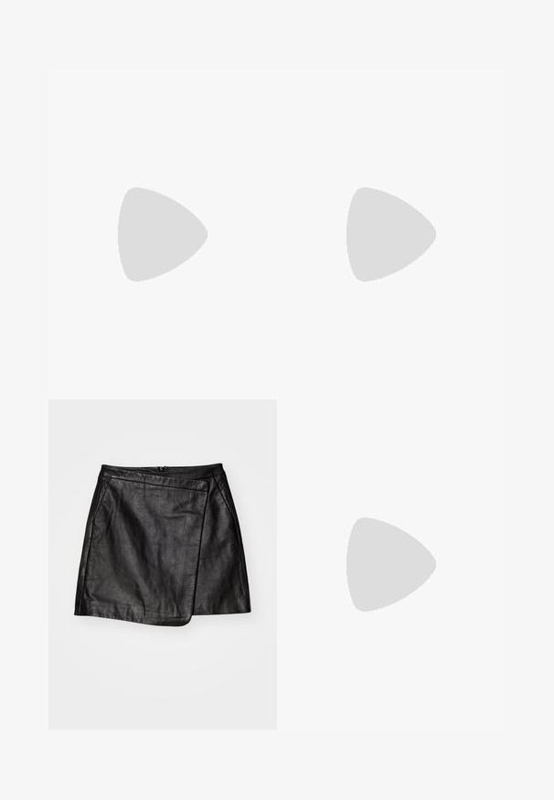 Maglietta nera a maniche lunghe con un collo tagliato unico, accento di cucitura blu e un design frontale attorcigliato con un dettaglio drappeggiato.; Mini gonna in pelle nera con design asimmetrico a portafoglio, caratterizzata da una texture liscia e chiusura con zip sul retro.; Stivali neri in pelle fino alla caviglia con punta affilata e tacco a blocco, abbinati a pantaloni argentati lucidi, che mostrano texture eleganti e colori a contrasto.; Clutch in pelle oro metallizzato con finitura testurizzata, dotata di una tracolla in catena dorata e di una tracolla rimovibile. Logo del marchio impresso.