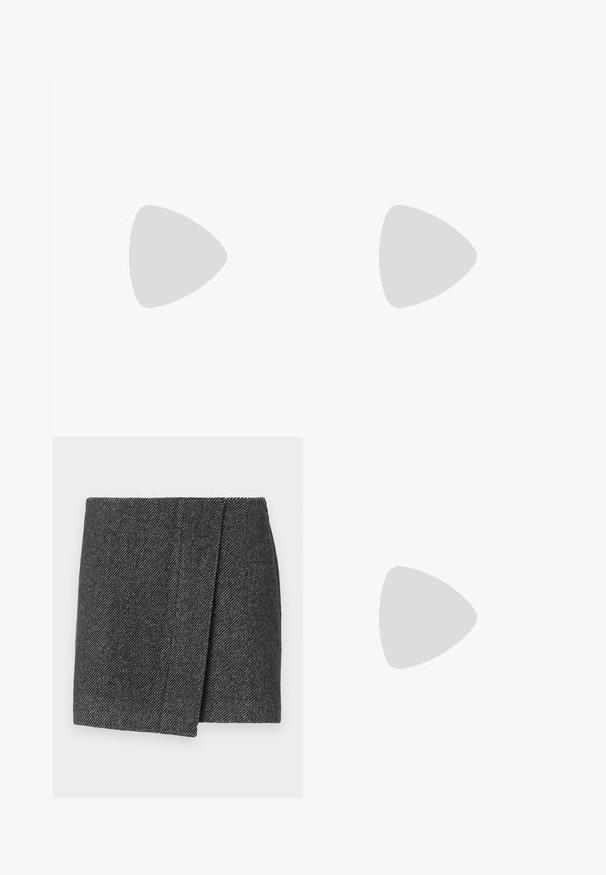 Vit kortärmad t-shirt med en färgglad grafik av en kvinna med svarta solglasögon, blommönster och intrikata bakgrundsmönster.; Grå kjol i fiskbensmönster med inslagning, i en texturerad tyg och med en ren, rak fåll.; Svart läderballerinaskor med rund tå, slät yta, minimala söm detaljer och en flexibel sula.; Brun läderhandväska med klaffstängning, guldfärgad hårdvara, axelrem och en slät yta. Kompakt rektangulär form.