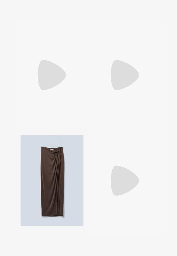 Hnědý bezramínkový top s drapovanou tkaninou, který má detail na rameni ve tvaru spirály a nabírané strany, vyrobený z měkkého a hladkého materiálu.; Hnědá sukni do kolen vyrobená z měkké, splývavé tkaniny. Obsahuje detail zkrouceného uzlu v pase a hladkou texturu.; Hnědé sandály s podpatkem a tenkým páskem, zaoblenou špičkou a malým zlatým akcentem na stélce.; Bílá kabelka s hladkým, lesklým povrchem, zakřiveným tvarem a jedním nastavitelným popruhem. Na přední straně je vyražené logo.