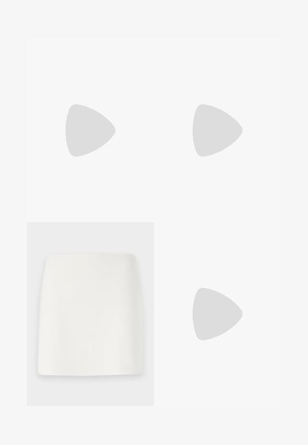 Czarny t-shirt z krótkim rękawem i luźnym, szerokim dekoltem. Wykonany z lekkiego, przezroczystego materiału o gładkiej fakturze i prostym wzornictwie.; Biała, dopasowana mini spódnica o gładkiej fakturze i prostych liniach. Brak widocznych wzorów i akcesoriów. Prosty dół.; Czarne skórzane buty z okrągłym noskiem, grubym blokowym obcasem i elastycznymi akcentami po bokach, zestawione z ciemnymi rajstopami i czarną spódnicą z rozcięciem.; Czarne, kanciaste okulary przeciwsłoneczne z szarymi soczewkami; wykonane z plastiku, z grubymi zausznikami o gładkiej powierzchni i bez widocznych elementów metalowych.