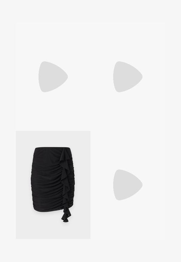 Top de tanque branco canelado com gola alta e design sem mangas. Apresenta um pequeno logótipo preto de Karl Lagerfeld ao centro. Textura de tecido suave.; Saia preta franzida com um detalhe de babado de um lado, apresentando uma textura suave e comprimento acima do joelho. Sem detalhes de hardware visíveis.; Sapato de salto alto em pele preta, com biqueira pontiaguda, textura suave e uma tira delicada com uma fivela metálica.; Mala mini preta de lantejoulas com uma alça texturizada em nó e corrente prateada. Forma arredondada com parte superior pregueada e detalhes reflexivos.
