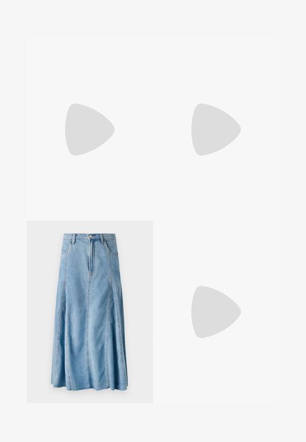 Bezrukávový top z metalicky stříbrného pleteného materiálu. Vyznačuje se žebrovanou texturou a kulatým výstřihem. Jednoduchý, přiléhavý design bez dalších akcentů.; Svetle modrá džínsová sukně s rozšířeným stylem, s bytelným zapínáním na knoflík, poutek na opasek a svislým švem. Délka sukně po lýtka.; Obuv s lehce žlutým svrškem a černými akcenty, bezpečným popruhem a texturovanou černou gumovou podrážkou. Navržena pro trakci a podporu.; Kabelka z tisku na plochu Python s bílým koženým popruhem. Obsahuje zlaté kovové detaily a strukturovaný design, který ukazuje embosované šupiny a zapínání.