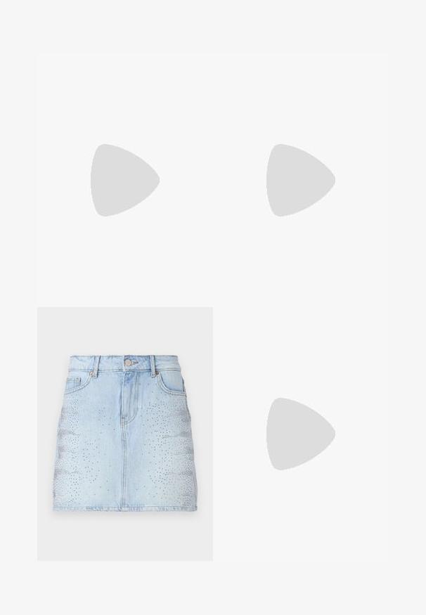 Hollister Co. STRAPLESS CONVERTIBLE DOUBLE TIER BABYDOLL - Toppi - white; Vaaleansininen farkuhame, jossa on teksturoidusta niiteistä koostuva kuvio, viisi taskua ja etunappikiinnitys. Hameessa on suora, tiukka malli.; Valkoiset korkeavartiset kangaskengät mustalla kumipohjalla, edessä kuminen varvasosa ja kuusi nauha-aukkoa, puhtaan minimalistisella muotoilulla.; Punainen nahkalaukku, jossa on kulmikas, geometrinen muotoilu. Varustettu yhdellä säädettävällä hihnalla ja läpällä, jossa on ommeltu yksityiskohtia.