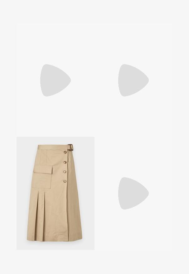 Olivenfarget kortermet T-skjorte laget av mykt, teksturert stoff. Har rund hals og Rett kant uten dekorasjoner.; Beige kneelengde skjørt laget av en bomullsblanding. Har frontknapper, en sidelomme og legg for struktur. Glatt tekstur.; Svart lær slingback sko med spiss tå og smal, buet hæl. Har en diskret justerbar rem med en metallspenne.; Veske med slangeskinnmønster og krummet håndtak. Laget av teksturerte, beige og brune materialer, med et særegent diamantmønster.