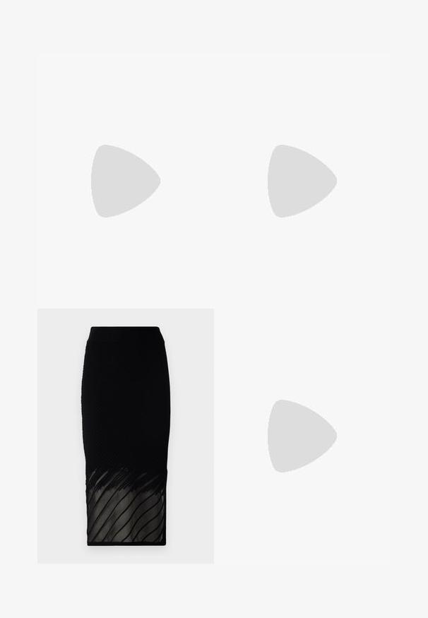 Schwarzes, geripptes Top mit einem Schulterträger und weißem Saum entlang des Rundhals-Ausschnitts. Enganliegendes Design, weiche Textur und klare Linien.; Schwarze Rock mit gerippter Textur, der einen transparenten unteren Teil mit horizontalen Streifen hat. Das Design sitzt figurbetont und reicht bis zur Mitte der Wade.; Schwarzer Leder-Slingback-Schuh mit spitzer Zehenform und schmalem, geschwungenem Absatz. Verfügt über einen unauffälligen verstellbaren Riemen mit einer Metallschnalle.; Schwarze Leder-Schultertasche mit glatter Textur, ausgestattet mit einem silbernen Schnallenakzent und einem Reißverschlussverschluss. Verstellbarer Riemen für Vielseitigkeit.