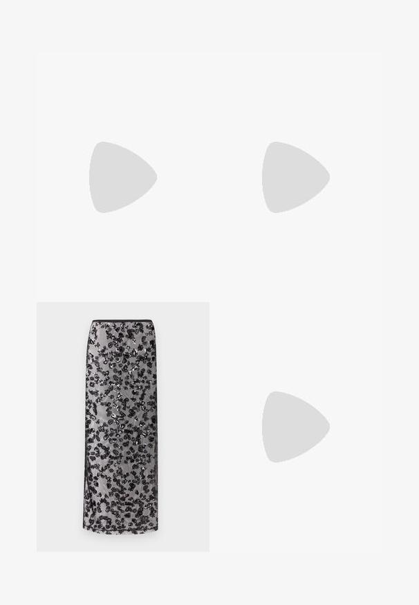 Abito lungo in tessuto leggero e semitrasparente con un motivo a strisce marroni e verdi. Presenta spalline sottili e un pannello frontale arricciato.; Gonna lunga nera con sovrapposizione trasparente decorata con motivi floreali neri scintillanti sparsi, su uno sfondo neutro.; Sandalo nero con tacco alto, dotato di una sottile cinghia alla caviglia e due bande frontali. Realizzato in pelle liscia, presenta una punta affusolata e un tacco a spillo.; Borsa a spalla argentata metallizzata con due tasche frontali, texture liscia, dettagli in cucitura e una sola tracolla removibile. Forma rettangolare compatta.