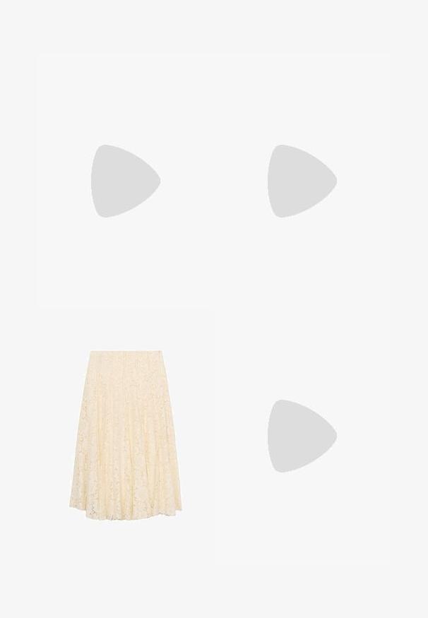 Witte mouwloze top met een gestructureerd oppervlak, voorzien van zwarte stippen en een ruchesrand. Het ontwerp heeft een gerimpelde lijf. ; Crème kant midi rok met een bloemenpatroon, geplooid ontwerp en een soepele textuur. De tailleband is vlak en de lengte valt onder de knie.; Bruine suède slipper sandalen met twee grote zilveren gespbanden, een zwarte rubberen zool en een gestructureerd loopvlak.; Zilveren oorhangers hebben een golvend, gestructureerd ontwerp. Het metaal heeft een gepolijste afwerking met variërende dikte langs de randen.