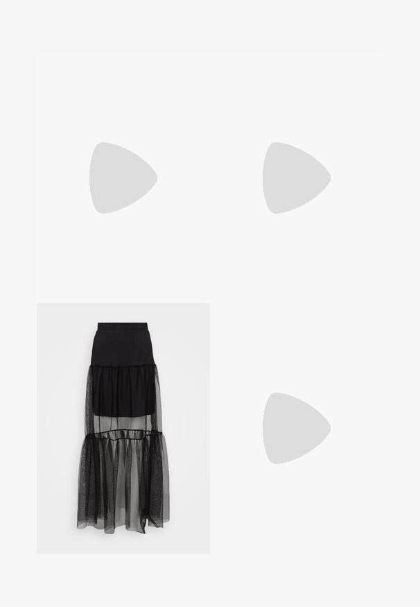 Vit ärmlös topp med hög hals, som har en texturerad ribbad panel vid bröstet och en slät kropp, vilket skapar en figurnära silhuett.; Svart lagerkjol med genomskinlig, texturerad nedre del, elastisk midja och en flödande design. Tillverkad av lätta material.; Svarta plattformsskinnskor med rund tå, slät läderöversida, justerbar spänne och strukturerad gummisula med horisontella ränder.; Silverfärgade hoopörhängen med en slät, polerad yta. Rund form och säker klickstängning. Lättviktig design som passar för vardagligt bruk.