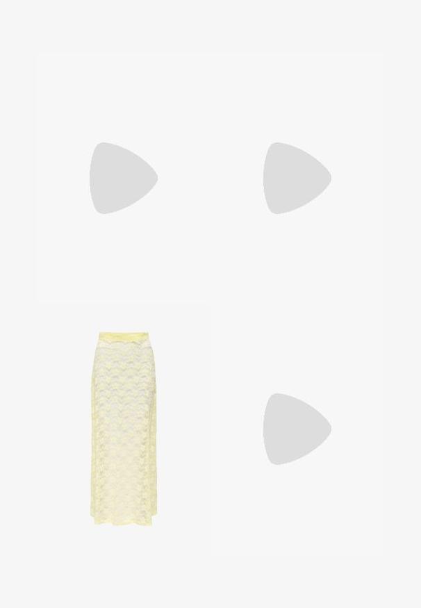 Dunkelgraues, geripptes Tanktop mit hohem Kragen und ärmellosem Design. Bietet eine figurbetonte Silhouette und glatte Textur. Markenetikett sichtbar.; Gelbe Spitzen-Maxiröcke mit einem wellenförmigen Muster, mit einem glatten Bund und einer sanften, durchsichtigen Textur. Entworfen für eine fließende Silhouette.; Beige Mesh- und Kunstlederschuhe mit weißer Sohle, ausgestattet mit Schnürung und einem grauen Logo-Detail, vor einem grünen Hintergrund.; Gelbe Lederhandtasche mit glatter Textur, ausgestattet mit silbernem Beschlägen, einem verstellbaren Trageriemen und einem Logo-Detail auf der Vorderseite.