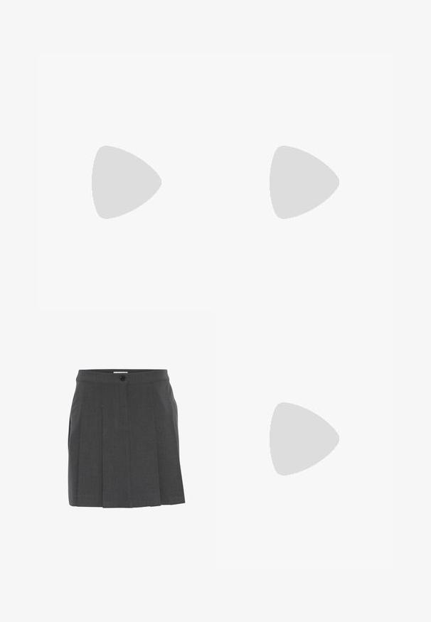 Maglione grigio a collo alto con maniche lunghe, caratterizzato da una texture morbida e da un design aderente attorno al collo.; Gonna grigia a pieghe con cintura, dotata di chiusura frontale a bottoni. Realizzata in tessuto texture, progettata per una vestibilità su misura.; Scarpa da ginnastica bianca con parte superiore in rete, dettagli in marrone chiaro e suola ammortizzata. Presenta un sistema di chiusura con lacci e testo sul lato.; Borsa a pochette metallica argentea con una forma morbida e arrotondata e chiusura superiore annodata. Realizzata in materiale sintetico morbido.