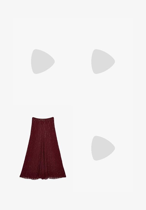 Burgunderfarbener Langarmrollkragen aus weichem Baumwollstoff mit einer figurbetonten Silhouette und einer dezenten Rippstruktur am Kragen.; Lange burgunderfarbene Spitzenrock mit A-Linie und halbtransparentem Blumenmuster.; Rote Cowboy-Stiefel aus einer Kombination von glattem Leder und strukturiertem Wildleder, mit dekorativen Nähten und einem niedrigen Absatz.; Braune Lackleder-Handtasche in rechteckiger Form, mit zwei langen Griffen und subtilen, geschwungenen Akzenten auf der Vorderseite.