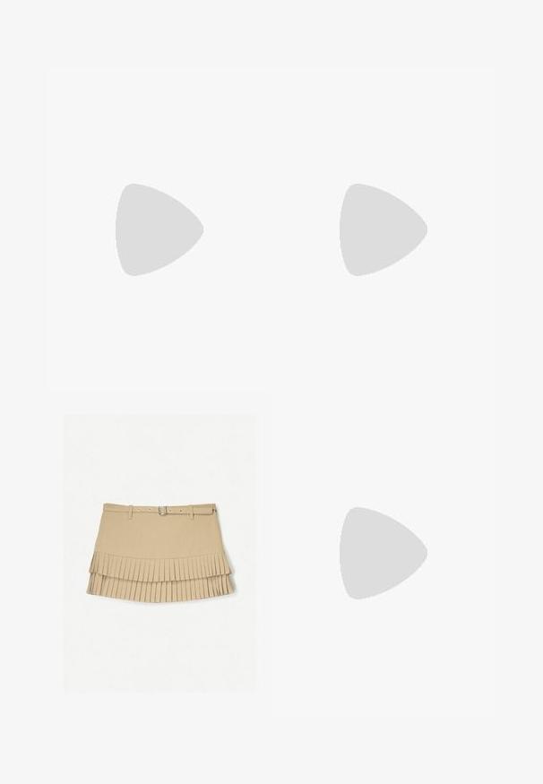Next REGULAR FIT - TEXTURE - Top - ecru; Beige Faltenrock mit einem Gürtel, der an dem Saum mit geschichteten Falten versehen ist. Hergestellt aus leichtem Material mit glatter Textur.; Braune Wildleder-Loefer mit sanfter Textur, Mokassin-artiger Naht und runder Spitze. Schwarze Gummisohle und ein gefaltetes Lederdetail am Schaft.; Burgunderfarbene Handtasche aus weichem Stoff mit gerafftem Design und langem Trageriemen, quer über den Körper getragen. Das Modell trägt ein weißes Crop-Top und schwarze Jeans.; Singularu SPARK COLOR - Ring - gold-coloured