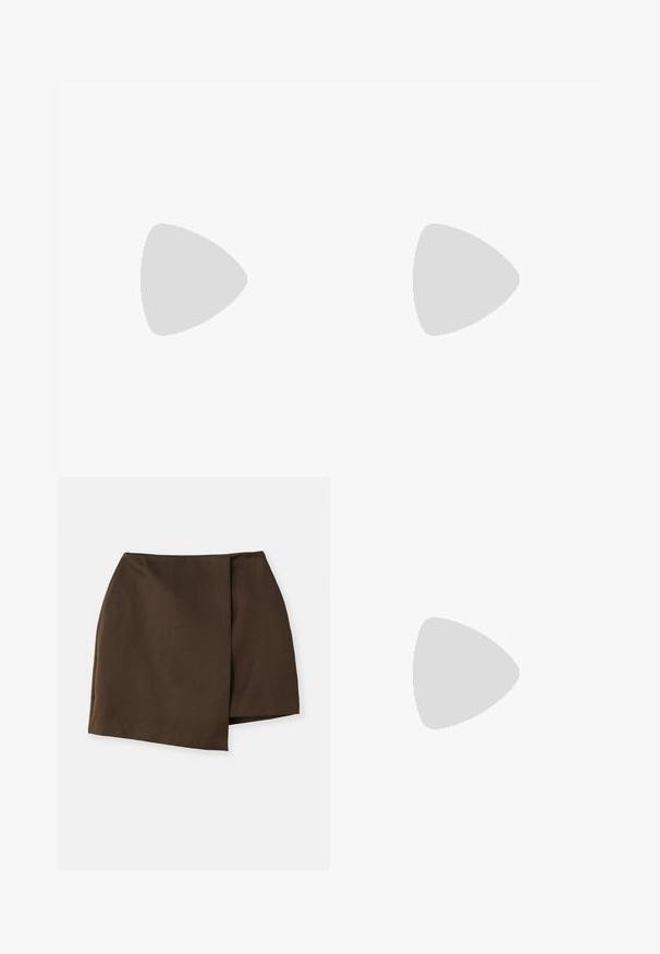 Kaksi toppia mustana ja valkoisena, pehmeästä kankaasta valmistettu, joissa on sahalaitaiset reunat ja ohuet säädettävät olkaimet.; By Malene Birger RAYE - A-linjainen hame - dark mahogany; Vaaleanbeige litteät sandaalit ristikkäisillä remmeillä, sileä synteettinen päällinen ja ruskea litteä kumipohja. Ei koristeita tai kuvioita.; Mustat suorakulmaiset aurinkolasit tummilla linsseillä, joissa on kultainen geometrinen muotoilu sivuilla. Sileät muovikehykset ja kiiltävä pinta.; Kulta ruostumattomasta teräksestä valmistettu kello, jossa on verkkomallinen ranneke. Pyöreä kellotaulu, jossa on harjattu kultainen kellotaulu, tuntimerkit ja kristallikoristeet.