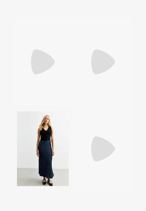 T-shirt nera a maniche corte in cotone. Presenta una vestibilità comoda, scollatura rotonda e nessun motivo o decorazione visibile.; Cropped top nero a coste con bottoni e gonna maxi in satin blu navy. La gonna ha una finitura liscia e un orlo svasato, abbinata a scarpe flat nere.; Stivaletto in pelle nera con tacco alto chunky, lacci frontali, occhielli in metallo e cuciture gialle lungo la suola. Suola in gomma testurizzata.; Occhiali da sole rettangolari tartarugati con lenti verdi. Montatura ampia, finitura liscia, dettaglio oro sul lato e tempie sottili.; Borsa a tracolla nera in pelle trapuntata con catena dorata e dettaglio del logo. Forma rettangolare, texture liscia, con chiusura a pattina.