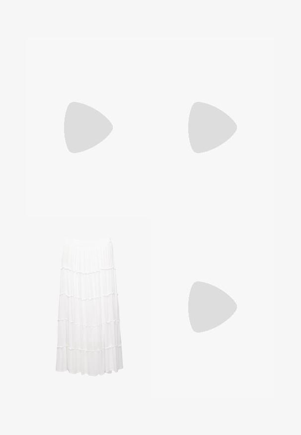 Weißes Oberteil mit tiefem V-Ausschnitt, floraler Struktur, gewellten Kanten und lockerer Passform. Hergestellt aus leichtem Stoff.; Weiße, gestufte Rock aus leichtem Stoff, mit einem dehnbaren Bund, Rüschenschichten und einem fließenden Design, das bis zur Mitte der Wade reicht.; Weiße Flip-Flops mit einer strukturierten Sohle, dünnen Riemen und einem flachen Design. Hergestellt aus Gummi mit einem dezenten Logo auf der Fußsohle.; Schwarze, oversized Sonnenbrillen mit ovalen Gläsern, glattem Kunststoffrahmen und goldenen Akzenten an den Bügeln. Die dunklen Gläser bieten Sonnenschutz.