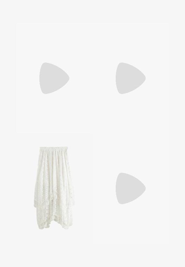 Beige Baumwoll-T-Shirt mit kurzen Ärmeln, versehen mit einem kleinen braunen Grafik von Flügeln und dem Text "SLEEPY CLUB" auf der Brust.; Weißer Spitzenrock mit Schichtendesign, elastischem Bund, floralen Mustern und gewelltem Saum. Leichtes, halbtransparentes Material.; Goldene flache Sandale mit dünnen, spiralförmigen Knöchelriemen, offenen Zehen und einer minimalistischen Sohle. Verfügt über eine glatte, metallische Oberfläche.; Rote Sonnenbrille mit glänzender Oberfläche und ovalen Gläsern. Verfügt über einen eleganten schwarzen Akzent in der Nähe des Scharniers und eine eingravierte Markenbezeichnung am Arm.; Braune geflochtene Handtasche mit einem runden Griff. Verfügt über einen Reißverschluss und einen verstellbaren Gurt, ergänzt durch ein Lederakzent am Griff.