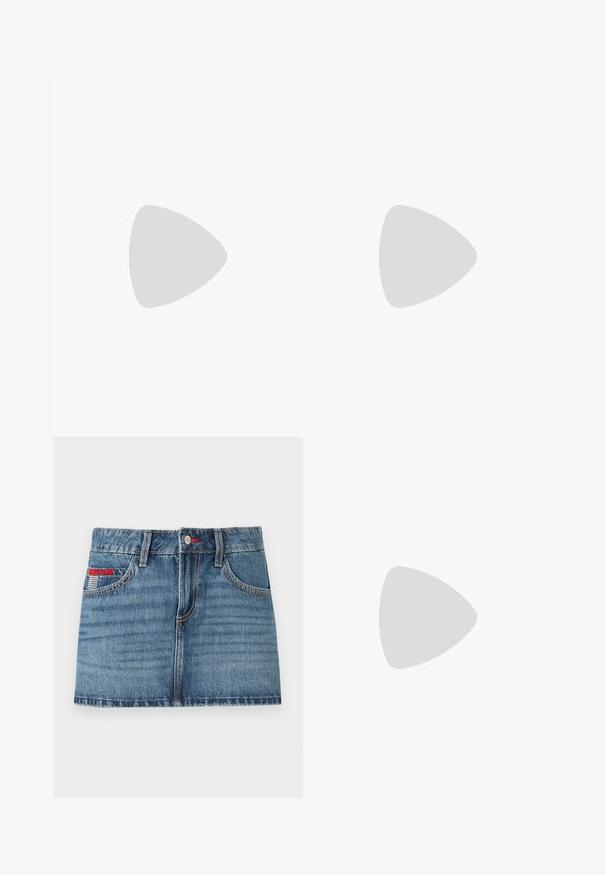 Top alb cu striații, cu bretele subțiri, decolteu rotund și o formă ajustată, realizat dintr-un material moale din bumbac.; Fustă mini din denim de culoare albastră medie, cu textură estompată, cinci buzunare și accente de cusătura roșie. Dispune de închidere cu buton și brațe pentru curea.; Balerini din piele neagră, cu vârf ascuțit, șnur pentru glezna și talpă plată, având o textură netedă și un design minimalist.; Geantă din faux leather neagră cu textură de crocodil, cu partea superioară strânsă și o curea mototolită. Pare moale și compactă ca design.