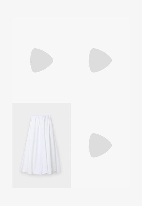 Ärmlös topp i gult och vitt med ett vågigt mönster. Tillverkad av lättviktsmaterial, med rund hals och en nyckelhålsöppning bak.; Vit ankellång kjol med elastisk midja, tillverkad av lättvikts tyg med en mjuk textur och en flödande silhuett.; Beige och svart tvåtonad slingback-sko med spetsig tå, platt klack och korsade remmar. Slät läderstruktur.; Vitt rektangulärt clutch-väsk i glänsande material, med en kedjesnor i silver. Modellen poserar och visar upp väskan mot en neutral bakgrund.