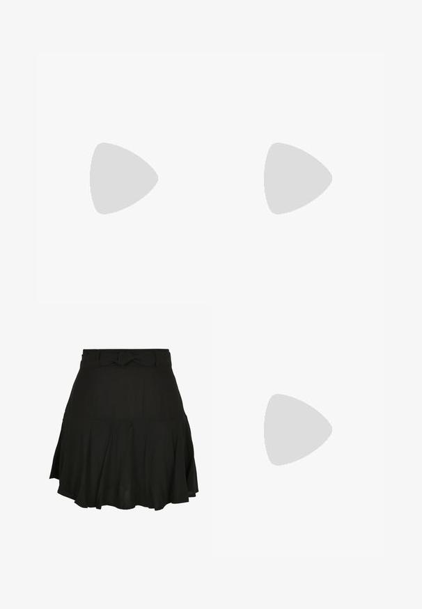 Rebrasti brezrokavnik v nežno rumeni barvi, s visokim ovratnikom in tesno prilegnjeno silhueto. Narejen iz elastičnega pletenega materiala za udobje.; Črna krilo s razširjenim dizajnom, ki vsebuje vozel na pasu in lahko tkanino, kar ustvarja nežne nabore na robu.; Črne usnjene gležnjarje z teksturirano bočno ploščo, zaobljenim prstom in debelim ploščatim podplatom, ki ima cik-cak vzorec.; Črne pravokotne sončne očala z sivo obarvanimi lečami, izdelana iz gladke plastike. Imajo minimalističen dizajn z ravnimi ročaji in subtilnim znamčenjem.