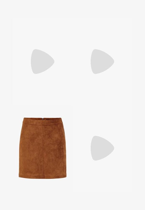 Brązowa krótko-sleeve bluzka z kwadratowym dekoltem, wykonana z gładkiego materiału. Posiada dopasowany krój oraz czyste, obszyte krawędzie.; Brązowa zamszowa mini spódnica o gładkiej fakturze, prostym kroju i dyskretnym zamkiem błyskawicznym z tyłu. Posiada szwy, które nadają jej strukturę.; Brązowe skórzane sandały na obcasie z szerokim paskiem z przodu, regulowanym paskiem na kostkę z złotą klamrą i teksturowanym blokowym obcasem.; Czarna pikowana skórzana torba z łańcuszkiem, ozdobiona akcentami czaszki i zamkiem błyskawicznym. Teksturowana powierzchnia o błyszczącym wykończeniu.; Naszyjnik z pereł i kryształów o okrągłym, koralikowym wzorze w jasnych odcieniach, z naprzemiennie umieszczonymi perłami i błyszczącymi akcentami, noszony na szyi.
